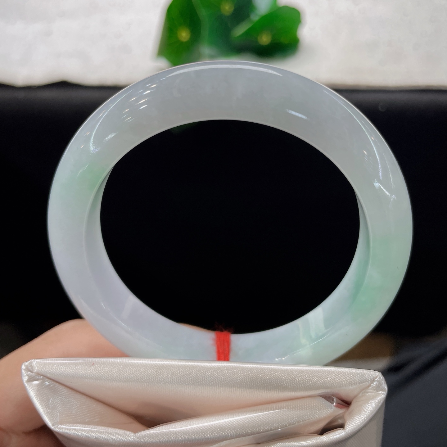 天然翡翠手镯 圈口56.8/12.1/9.0，白底飘绿正圈，56/57/可戴，腕间一点绿，岁岁皆安愉。无裂。