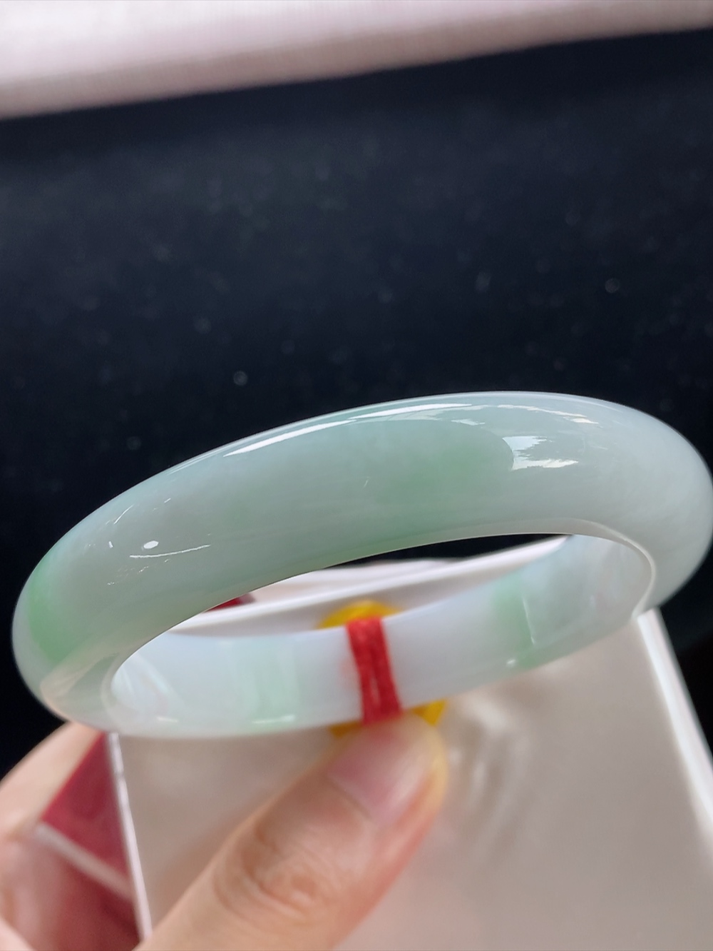 正圈飘绿手镯，圈口尺寸55.1-12.1-9.2mm,914yd