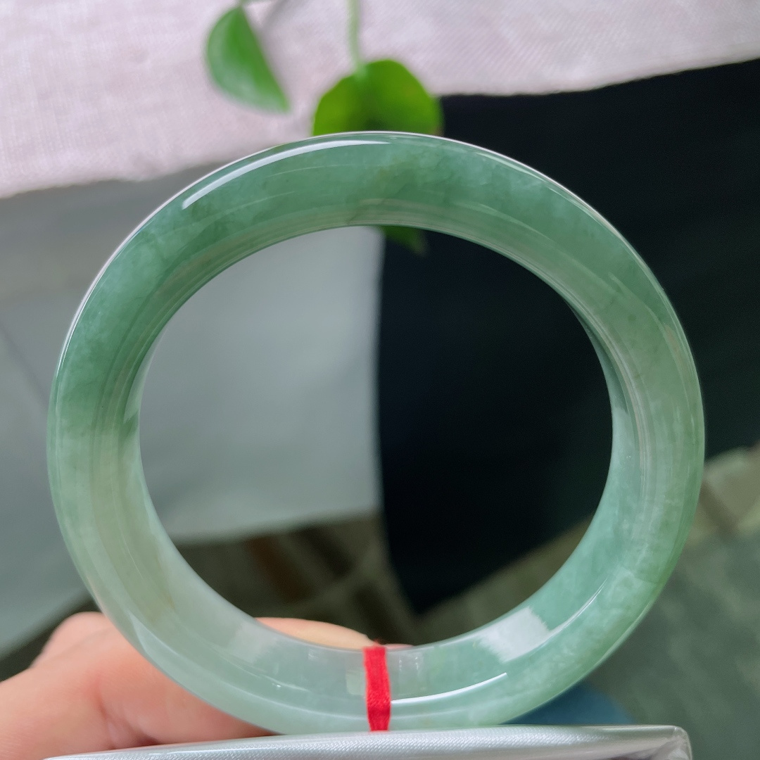 57.6/12.6/8.7，油青正圈，一点皮纹，一汪幽潭锁素环，整只镯子裹着温润的湖调青绿，不艳不烈