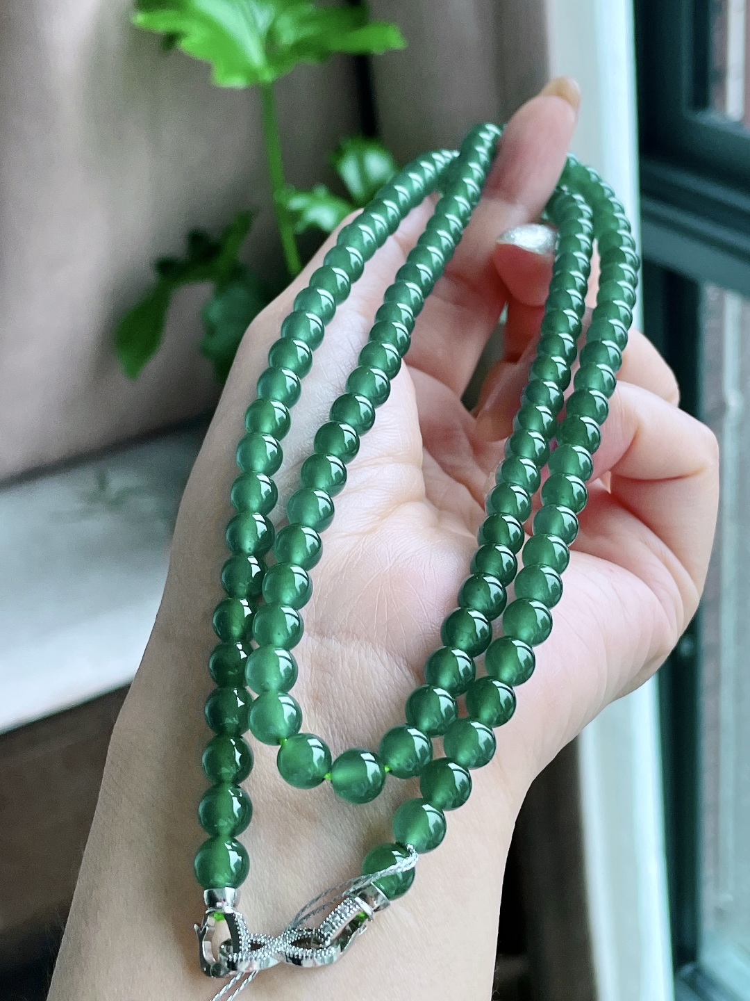 【珠子】冰晴绿珠链圆珠珠子珠链 【说明】 性比高 【尺寸】6.8mm，38cm 【重量】61.6克
