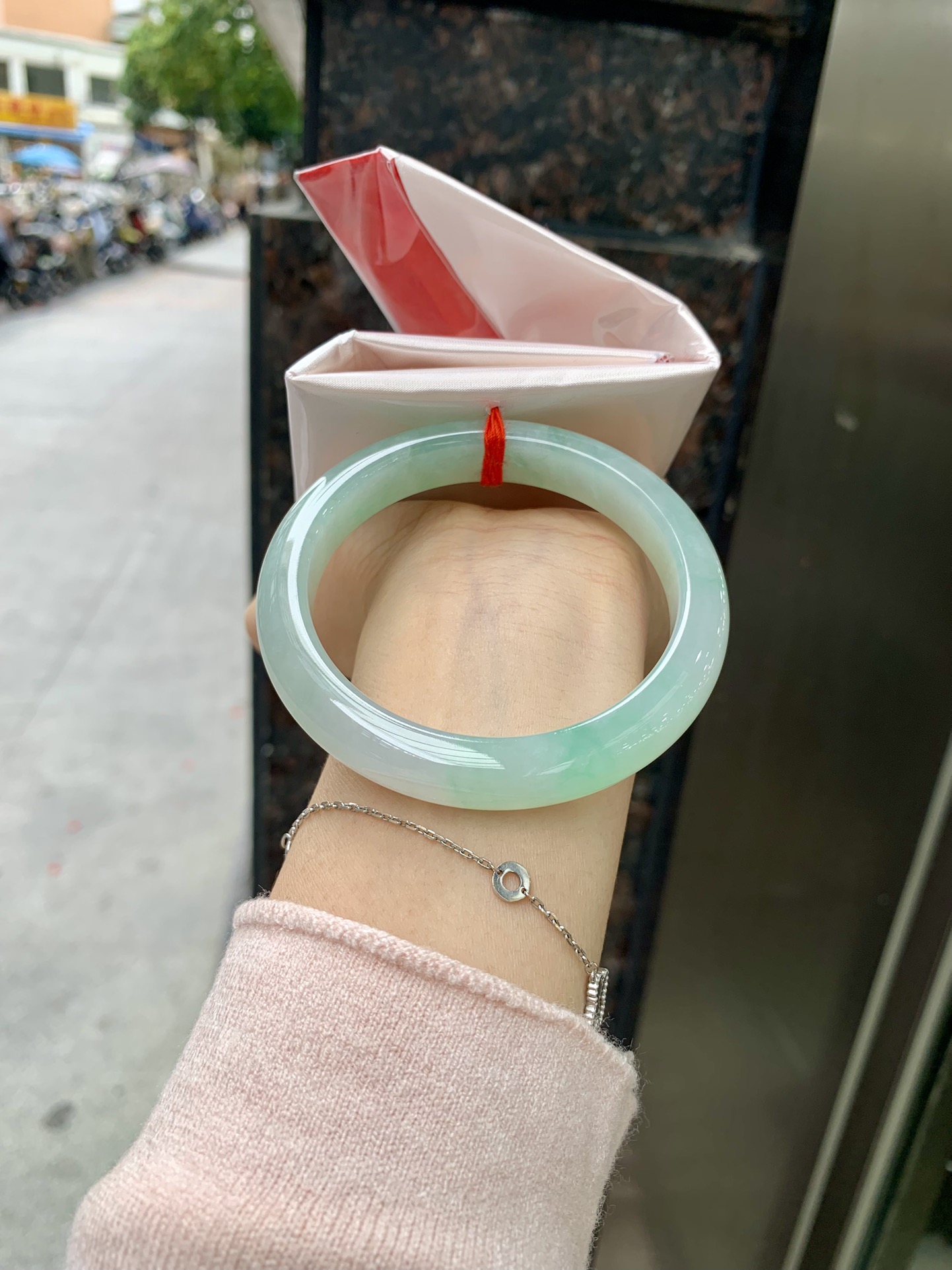 飘绿花正圈 57.1-8.4-11.1 0304-2X47 无裂，底妆冰润，满圈飘绿花点缀，简约却充满灵气，清新如芽，宛若自然的画卷凝结于腕间，静中带动，韵味悠长。