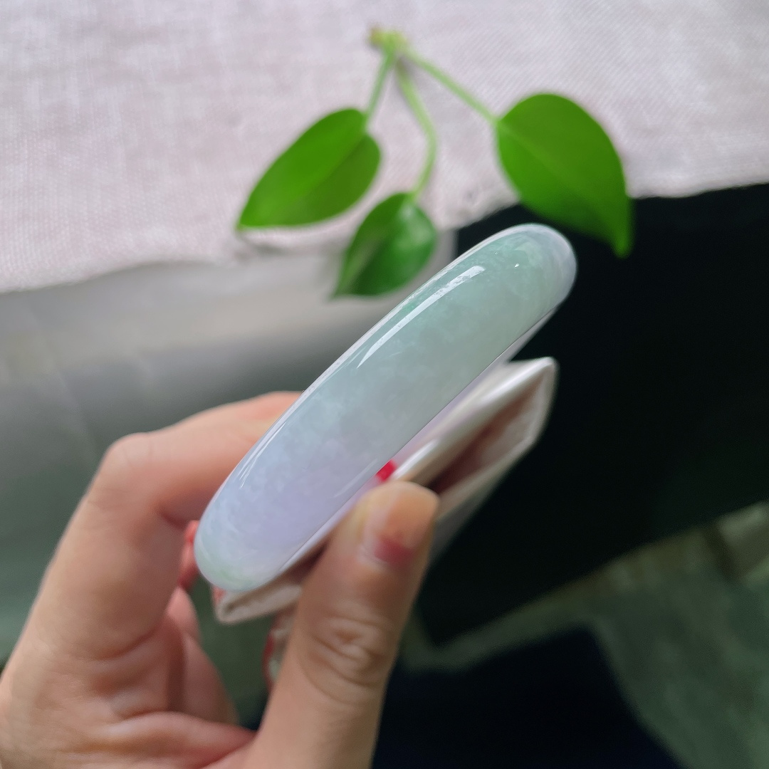 52.8/12.1/8.4，飘花正圈，无裂，冰底通透细腻，轻盈绿花悠然点缀，镯型圆润，自带清幽淡雅的山水意境。ss58839a