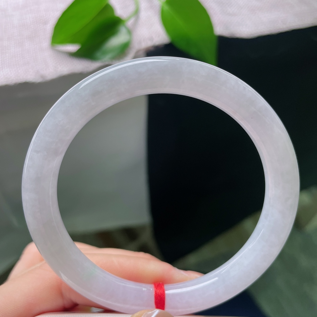 59/8.8，淡圆条，皮纹，玉质糯润细腻，带着淡淡的朦胧紫调，光泽柔和内敛，不刺眼张扬，日常佩戴百搭耐看。ss59025a