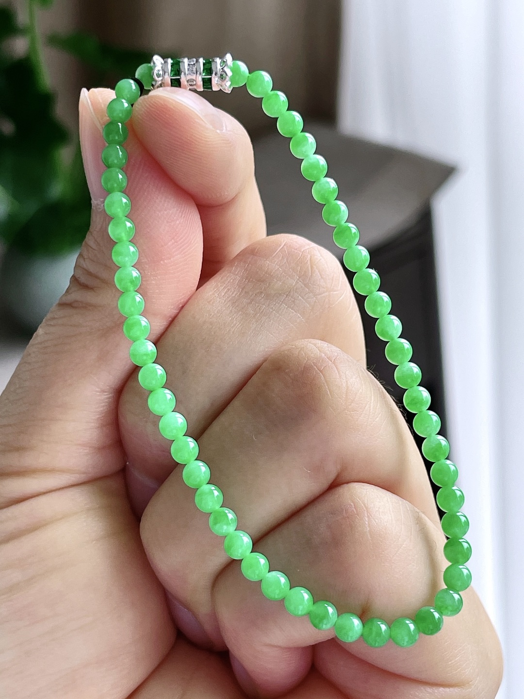 【珠子】阳绿手链圆珠珠子手链 【说明】缅甸 性比高 【尺寸】3.3mm 【重量】4.1克