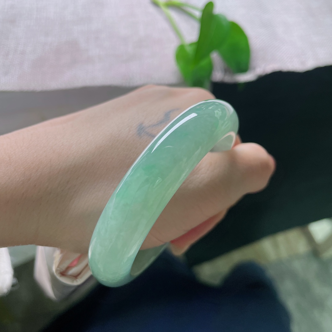 54.3/13.1/8.4，浅冰油正圈，晶体纹，色泽均匀柔和，以纯粹玉质取胜，简约大气，适配日常各种穿搭，沉静耐看。ss57900a