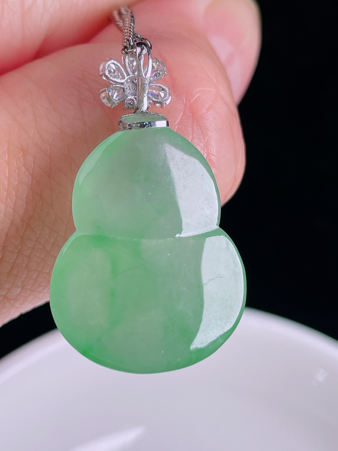 ️飘绿葫芦，18k镶嵌，老种起光，细底通透，尺寸：32裸石25/19.3/5.5mm0915