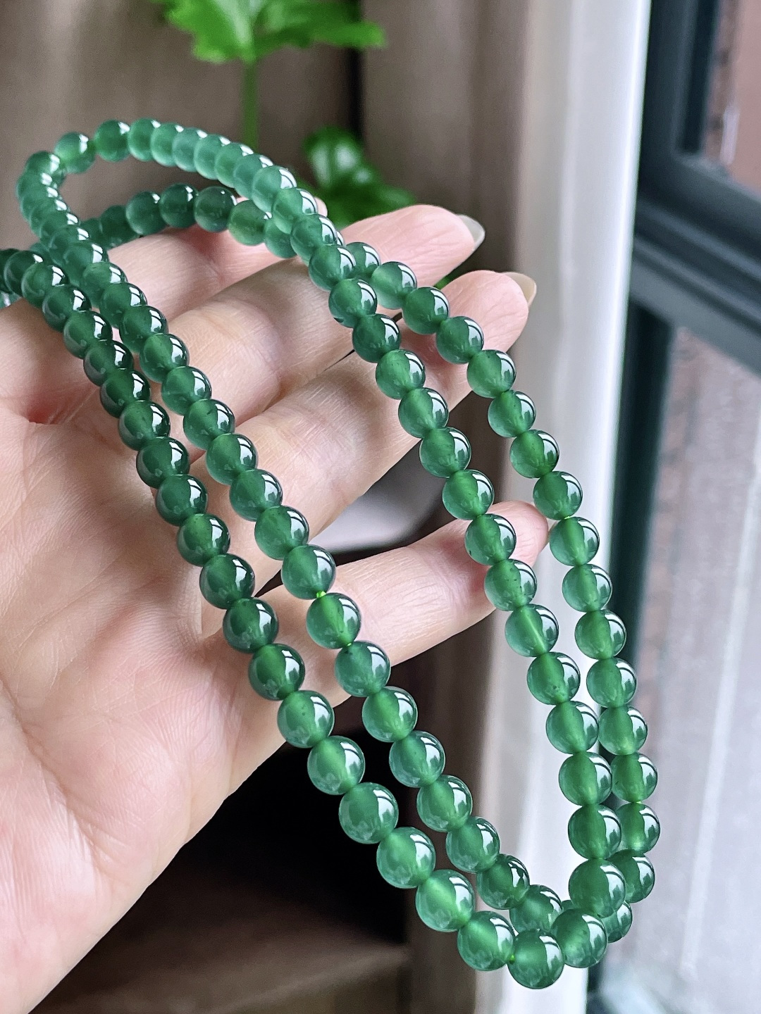 【珠子】冰晴绿珠链圆珠珠子珠链 【说明】 性比高 【尺寸】6.8mm，38cm 【重量】61.6克