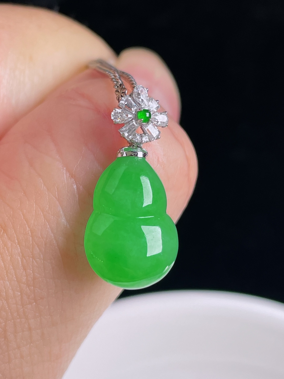 ️阳绿葫芦，18k镶嵌，老种起光，细底通透，尺寸：22.7裸石16.2/11/5mm0915