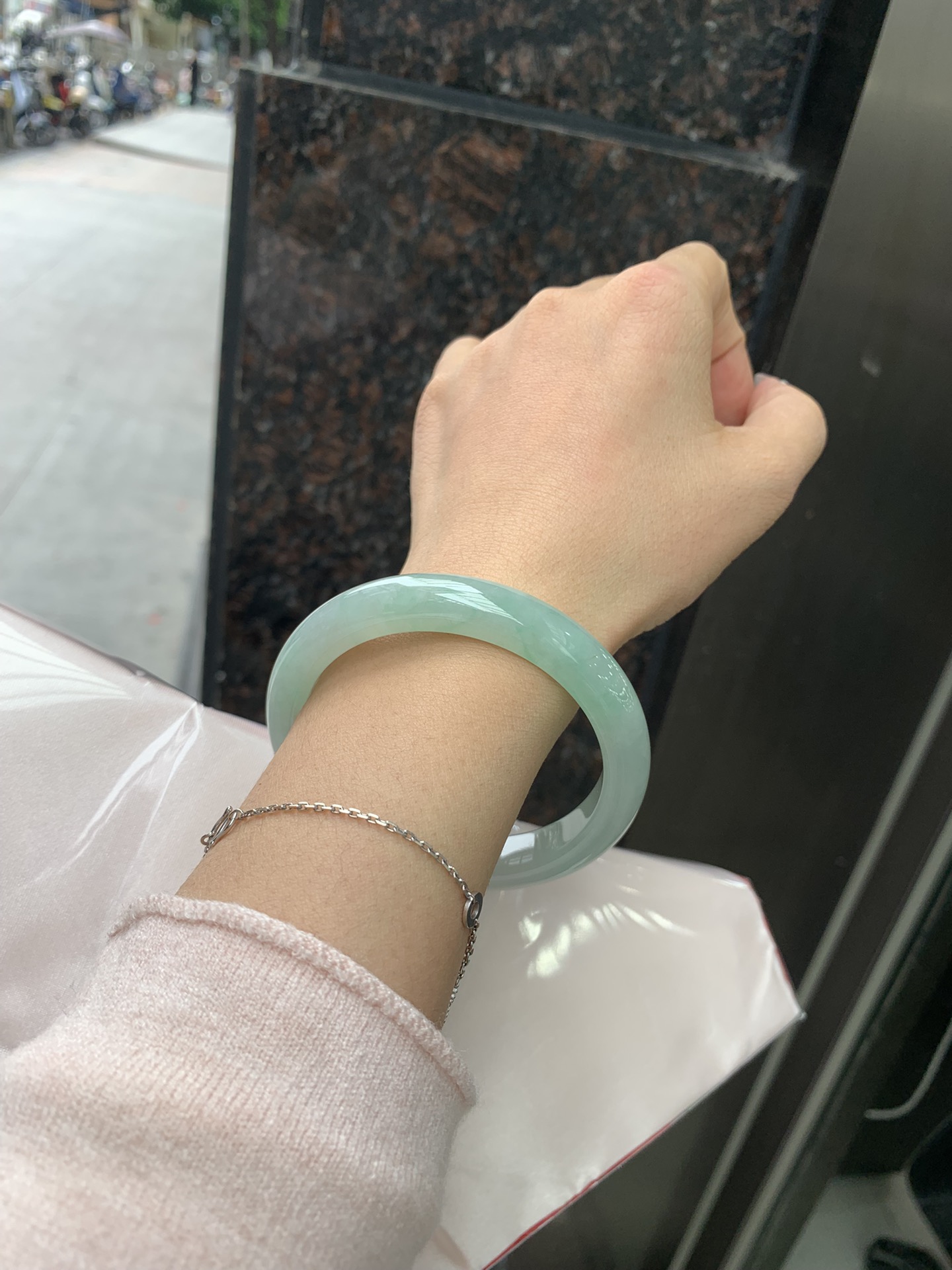 飘绿花正圈 57.1-8.4-11.1 0304-2X47 无裂，底妆冰润，满圈飘绿花点缀，简约却充满灵气，清新如芽，宛若自然的画卷凝结于腕间，静中带动，韵味悠长。