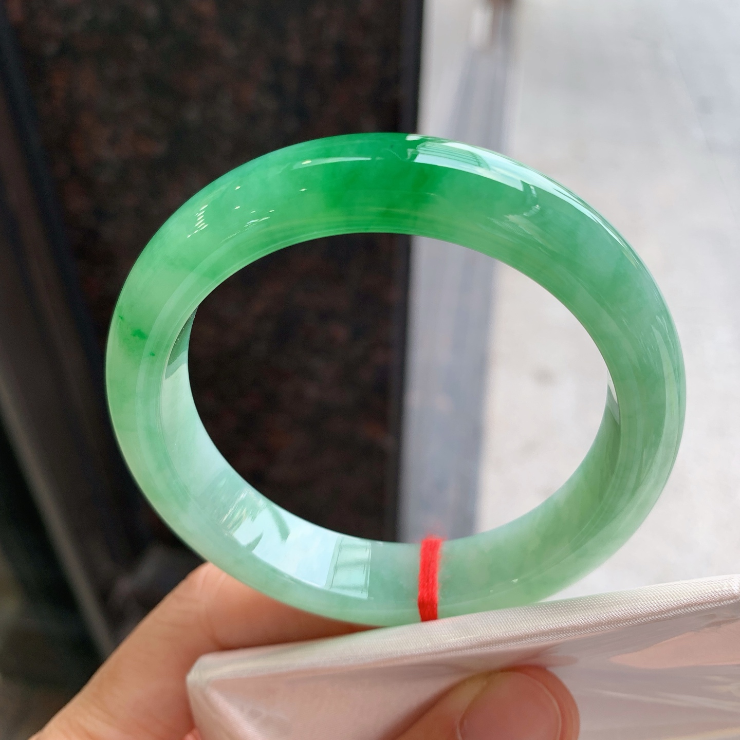 正圈飘绿 微细纹 尺寸：55.2/12.4/8.2 细腻