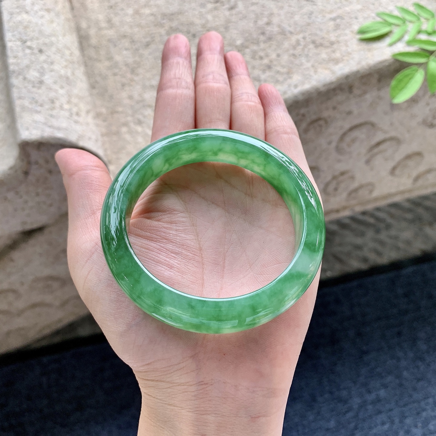 正圈56 57 圈口56.6/13.6/8.6 编码W6091641 糯冰飘绿，水润，种老，细腻，打灯有絮线