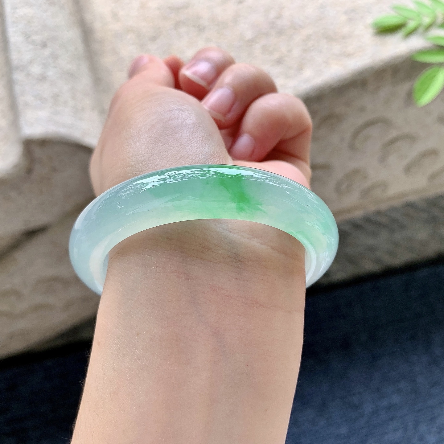 正圈53 54 圈口53.4/11.8/8.8 编码ZLD091626 糯冰飘绿，水润，种老，细腻，打灯有棉线