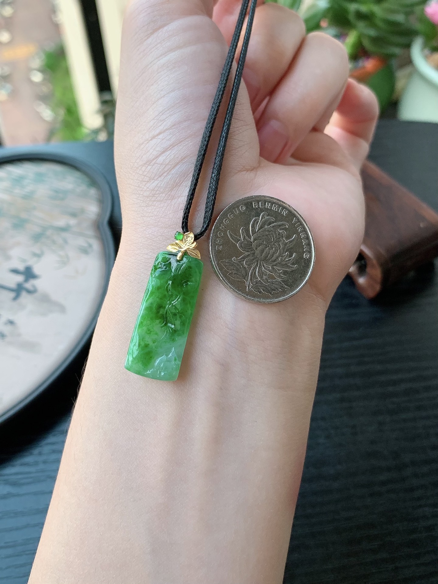 18k金镶嵌老坑冰种胶感飘绿荷花吊坠 裸石尺寸:27.5-11.8-3.8mm