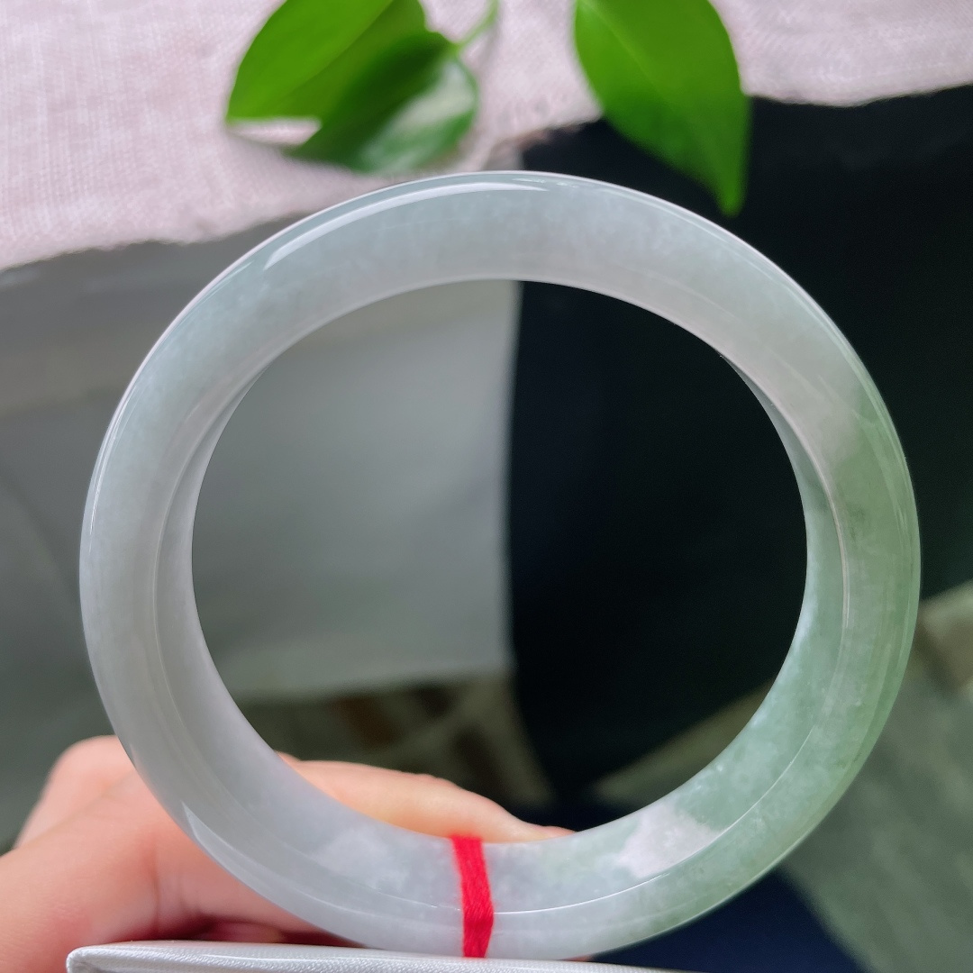 57.5/12.4/8.1，油青正圈，一点皮纹，半白半翠的天然景致，玉光温润内敛，衬出手腕温柔娴静气