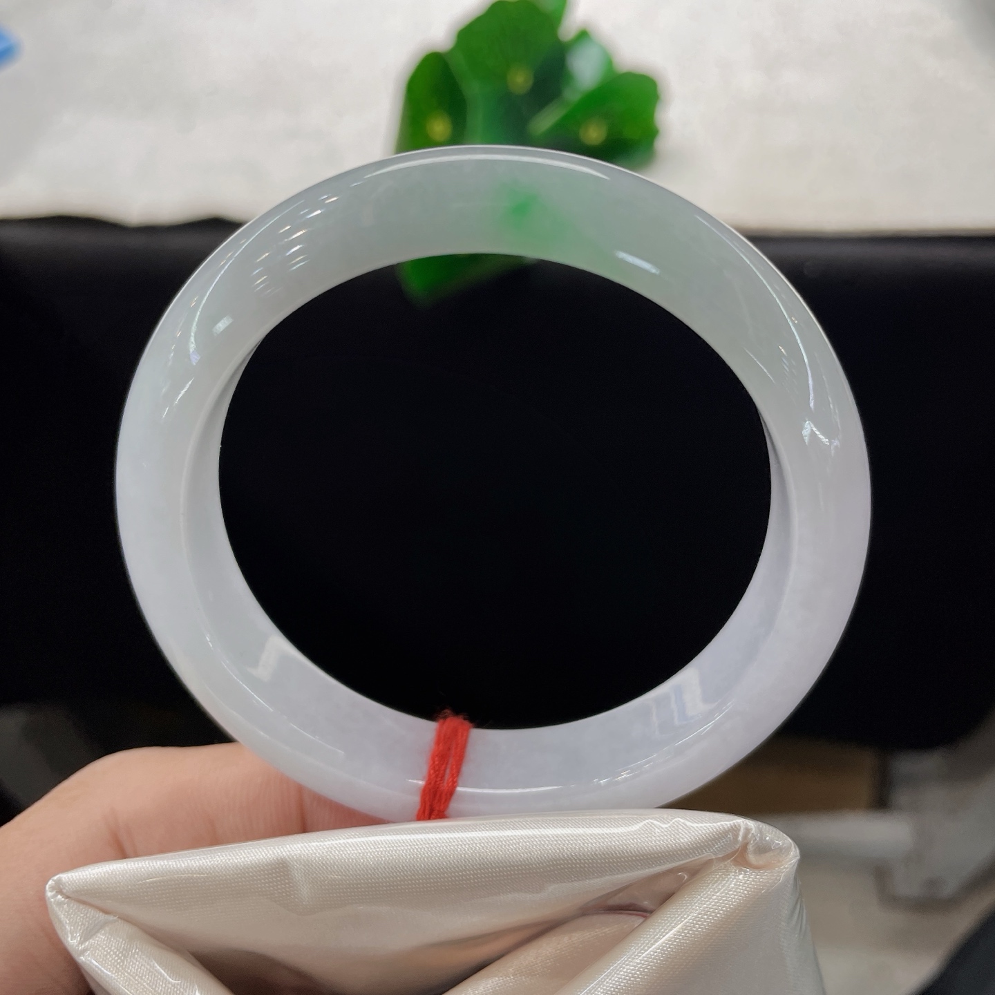 天然翡翠手镯 圈口58/12.7/8.6，白底青正圈，57/58可戴，素镯凝浅玉，一点翠含春。无裂