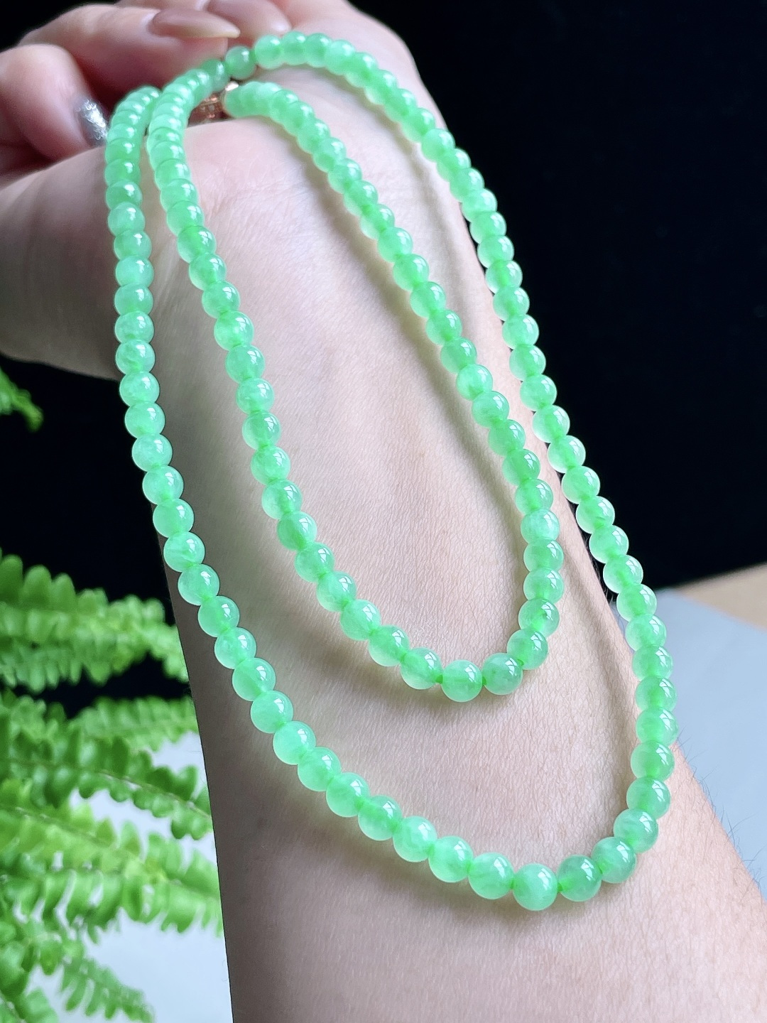 【珠子】阳绿项链圆珠珠子项链 【说明】缅甸 性比高 【尺寸】4.8-5.1mm，30cm 【重量】27.2克