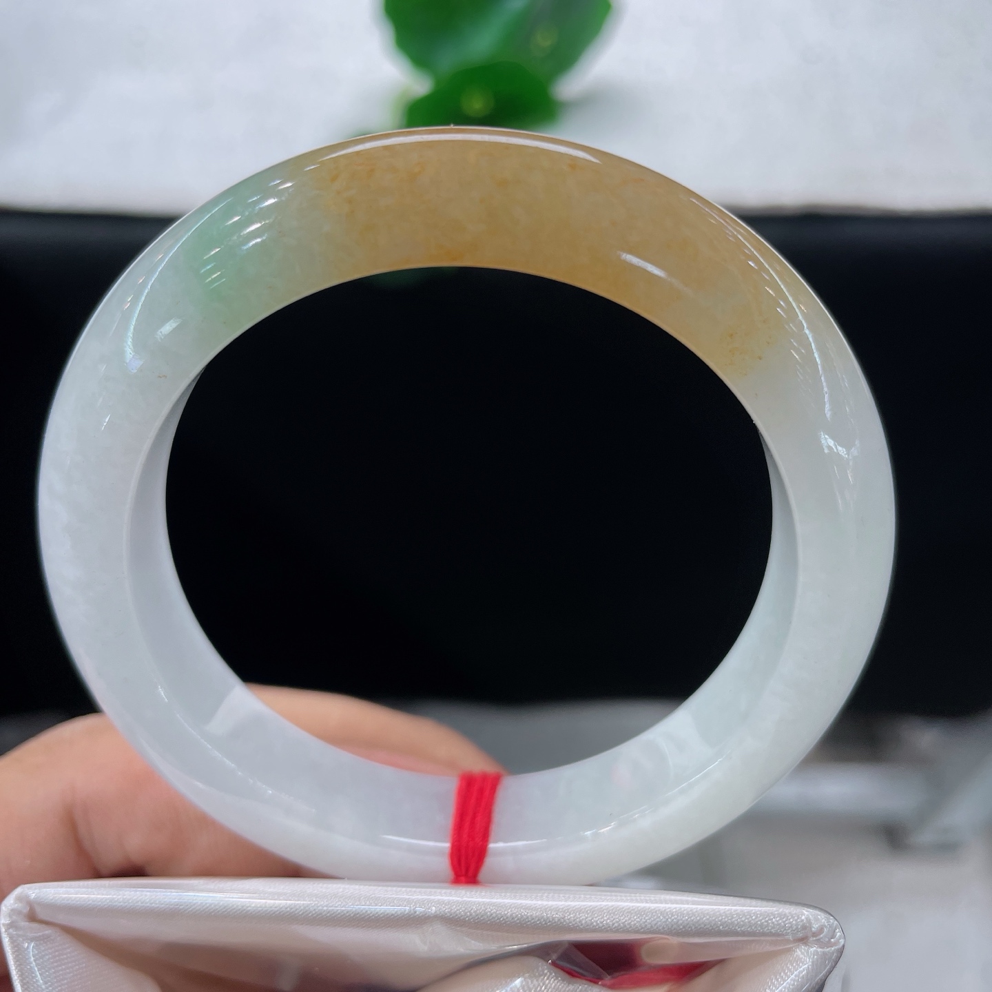 天然翡翠手镯 圈口56/11.9/9.0，黄加绿三彩正圈，55/56可戴，玉聚三色韵，黄翠落清环。无