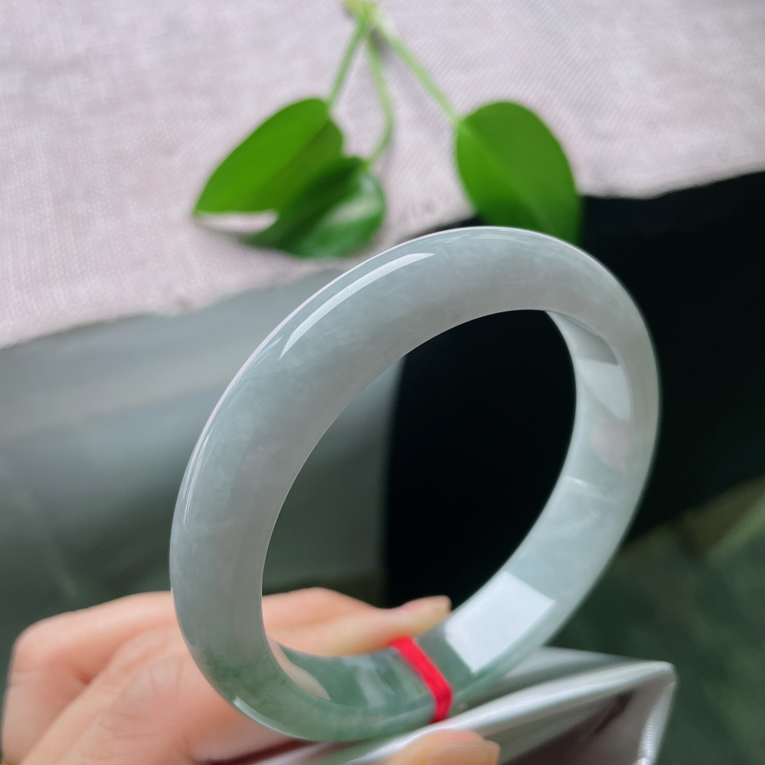 57.5/12.4/8.1，油青正圈，一点皮纹，半白半翠的天然景致，玉光温润内敛，衬出手腕温柔娴静气质。ss59009a
