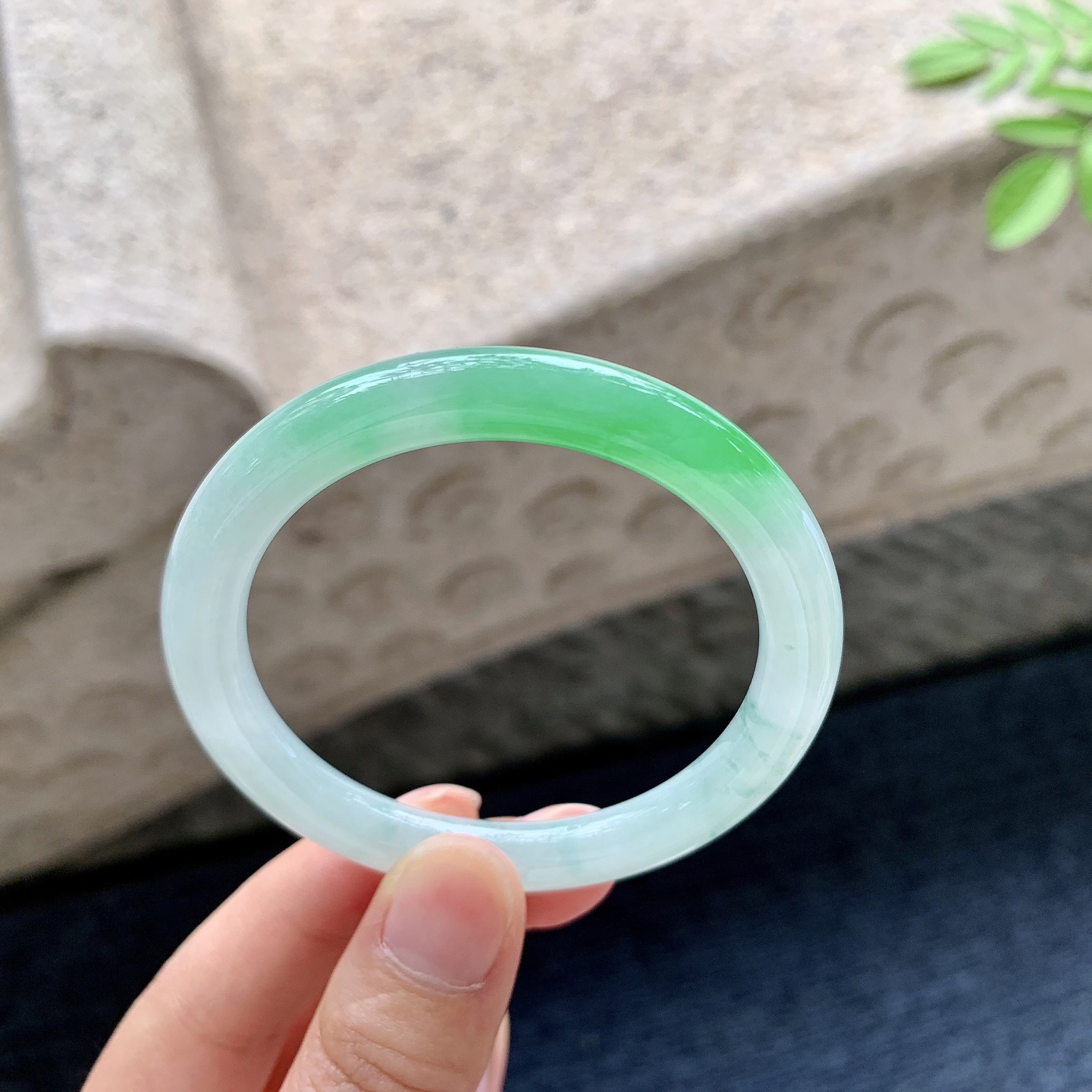 圆条49 50 圈口50.5/7.5/7.7 编码G9091616 冰糯飘阳绿，水润，种老，细腻，打灯有棉线
