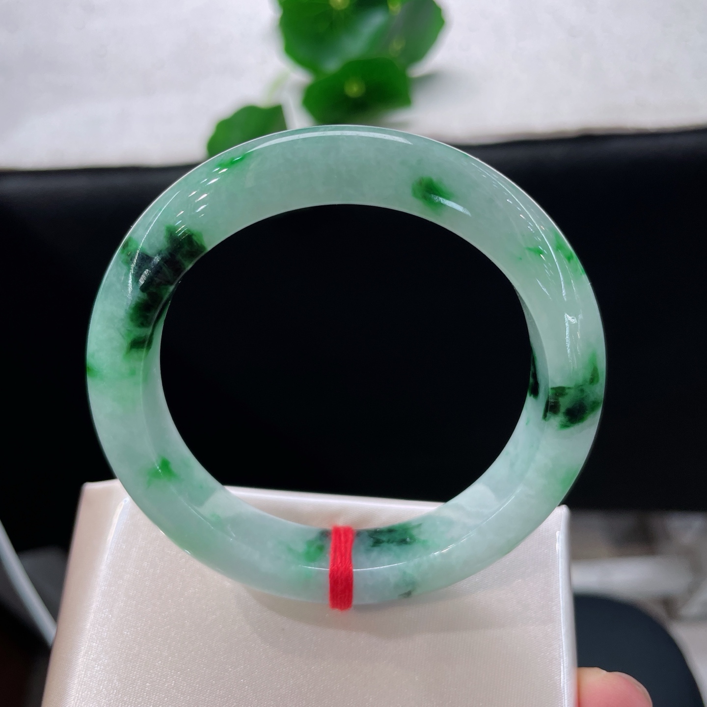 天然翡翠手镯 圈口54.7/11.8/9.1，辣绿飘花正圈，54/55正圈可戴，青底生翠墨，繁花落玉环。无裂。