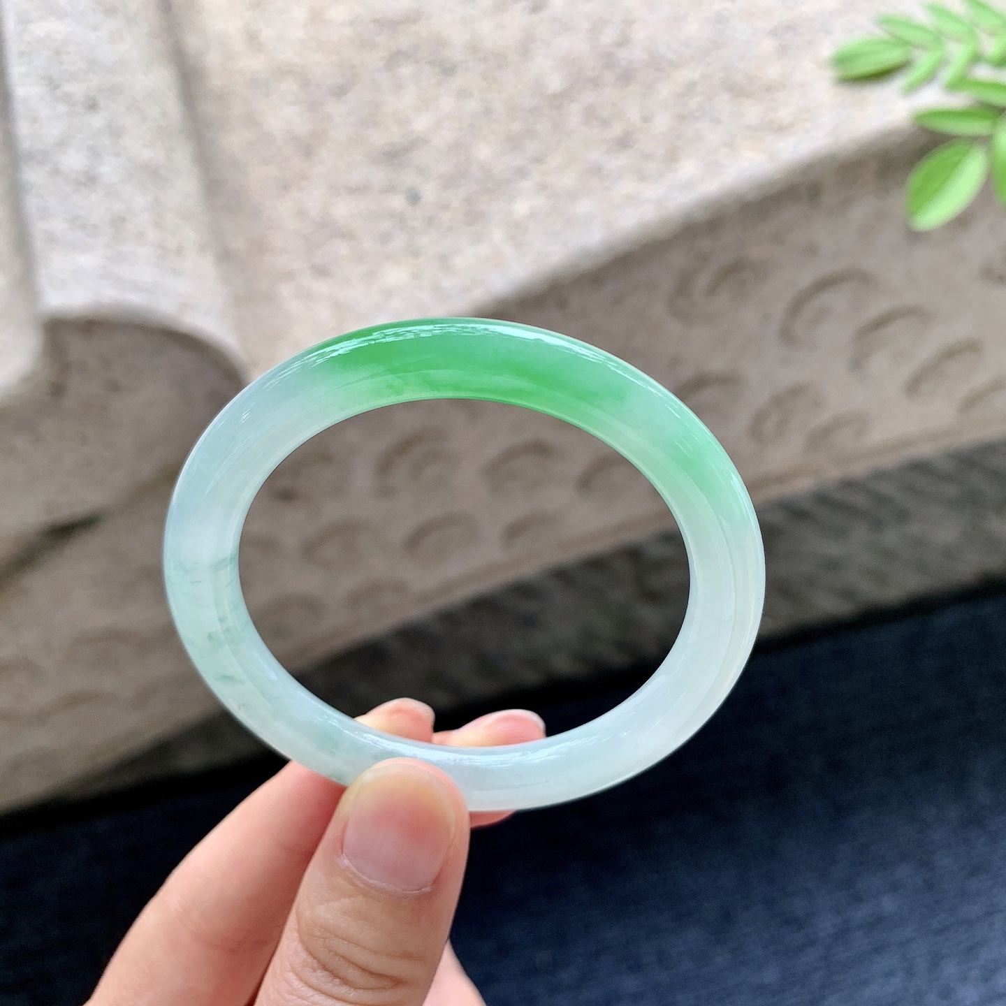 圆条49 50 圈口50.5/7.5/7.7 编码G9091616 冰糯飘阳绿，水润，种老，细腻，打灯有棉线