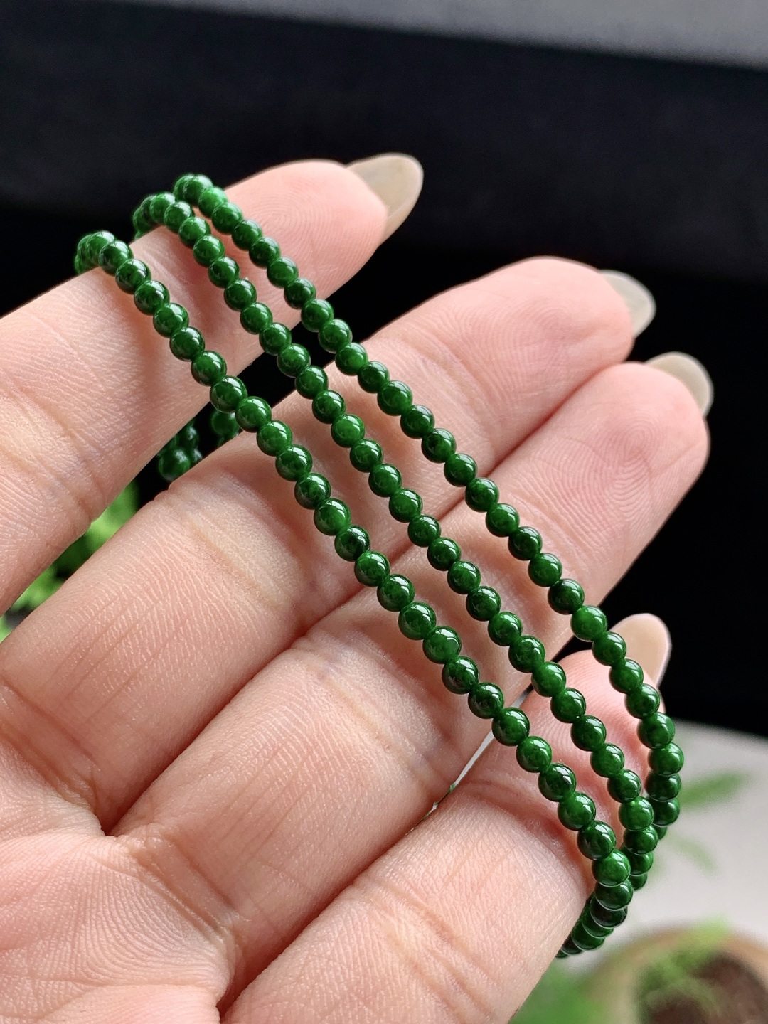 【珠子】️糯冰辣绿珠链圆珠子珠链 【说明】缅甸 性比高 【尺寸】3mm，28cm 【重量】8克