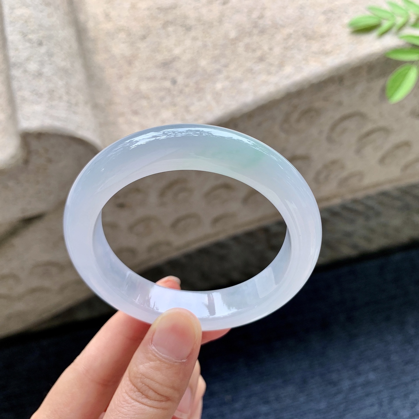 正圈54 55 圈口54.7/12.5/9 编码G7091634 糯冰淡椿彩，水润，种老，细腻，无裂