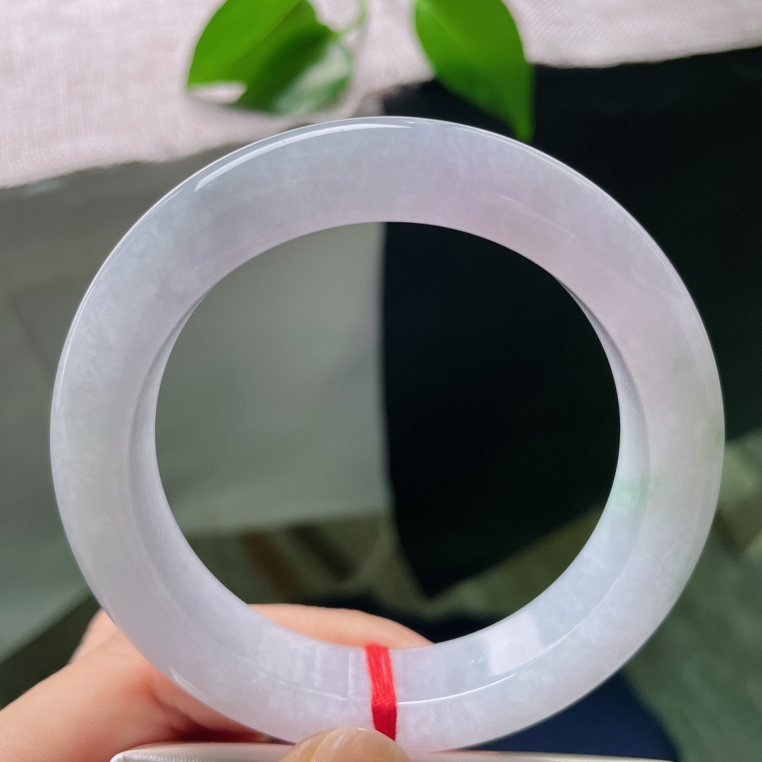 59/12.8/10.7，飘花正圈，一点皮纹，紫底衬翠花，紫与绿相互交融映衬，色彩层次丰富，一眼看去，便是莫奈花园般浪漫的画面感。ss59039a