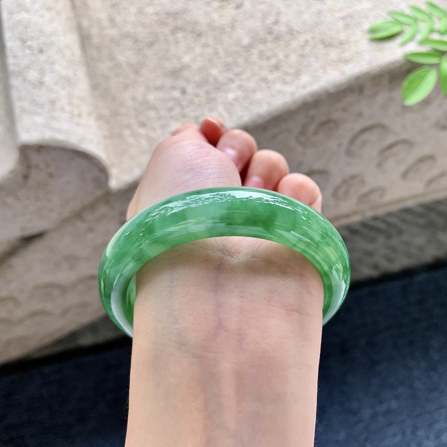 正圈56 57 圈口56.6/13.6/8.6 编码W6091641 糯冰飘绿，水润，种老，细腻，打灯有絮线