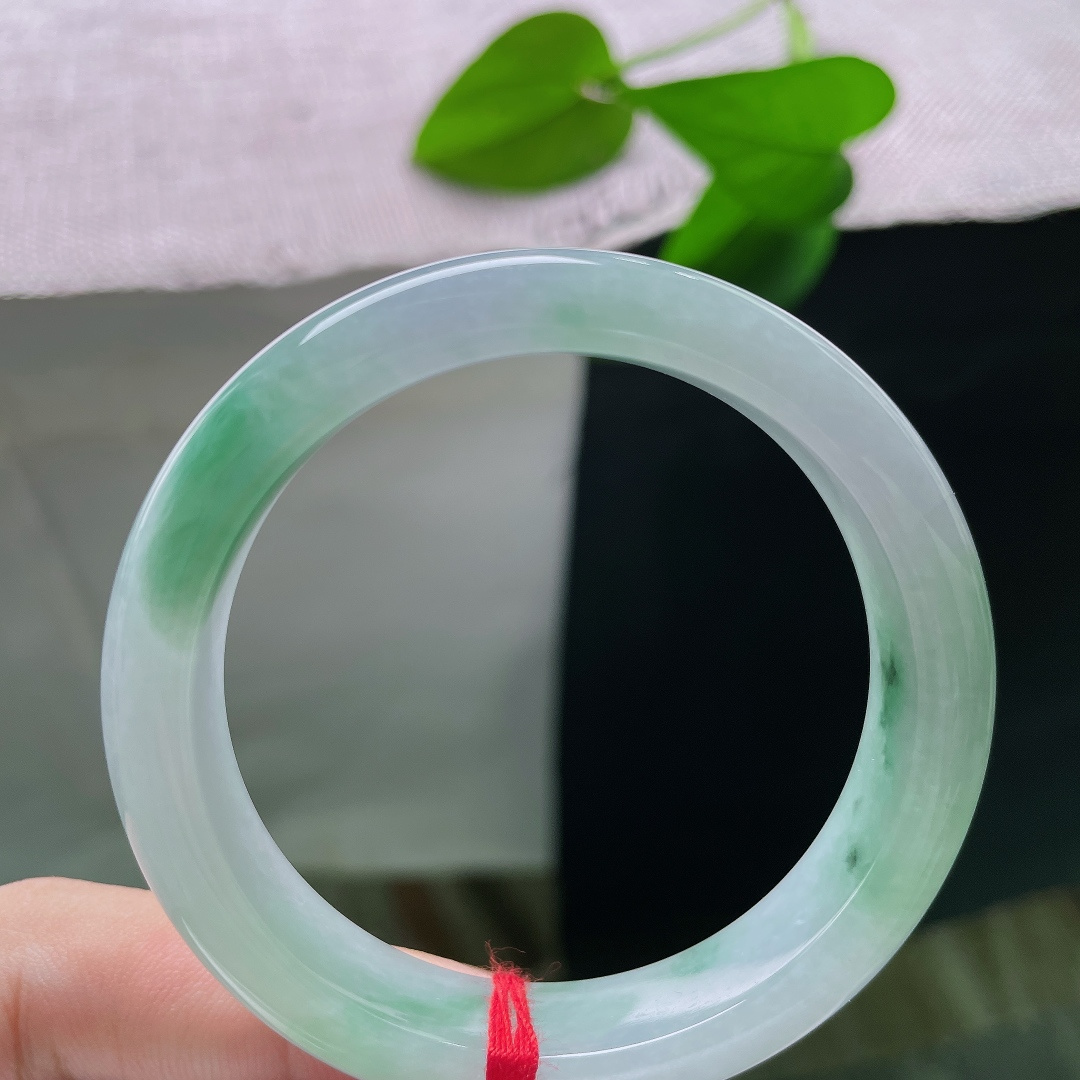 50.4/11.4/7.4，飘绿正圈，晶体纹，没有繁复雕琢，以天然玉色作画，尽显东方玉石含蓄之美。ss58367a