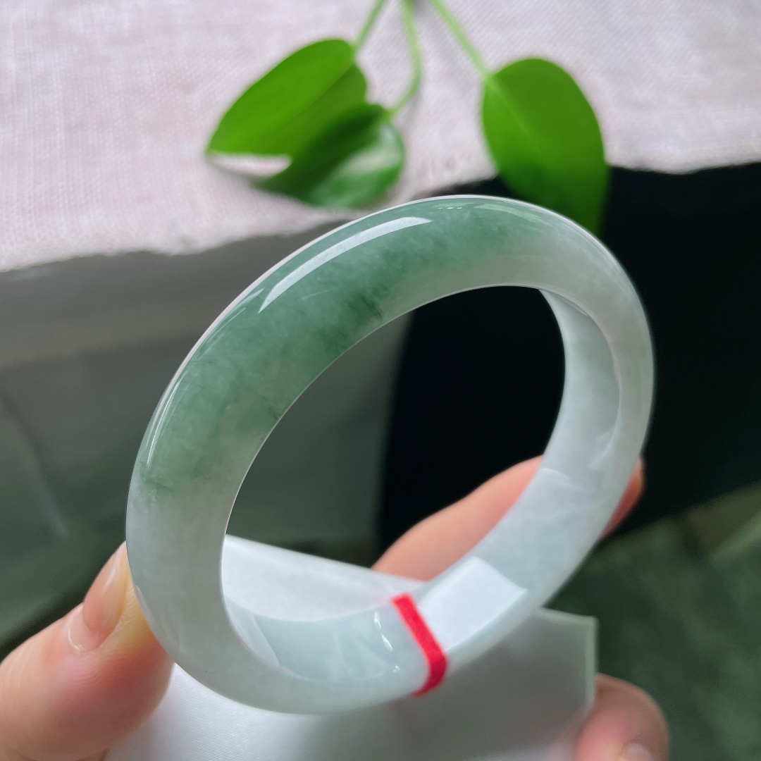 58.6/13.5/8.2，油青正圈，晶体，玉质细腻温润，一半素白清雅，一半翠色凝润，自带山水朦胧美感。ss59001a