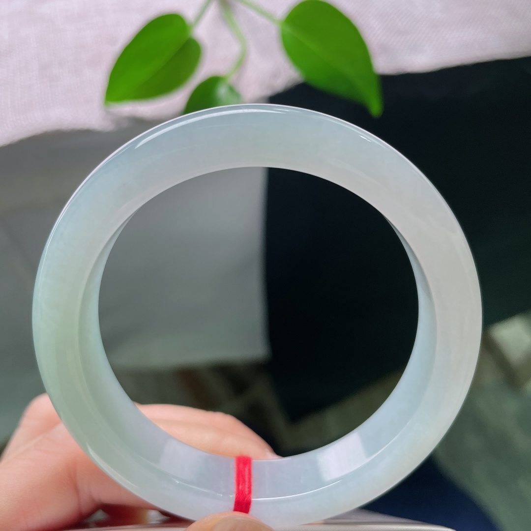 55.3/12/8.2，绿底正圈，指甲纹不显，葡萄肉，镯身饱满圆润，水头通透，浅绿底色均匀柔和，自带夏日清爽气息。ss59094a