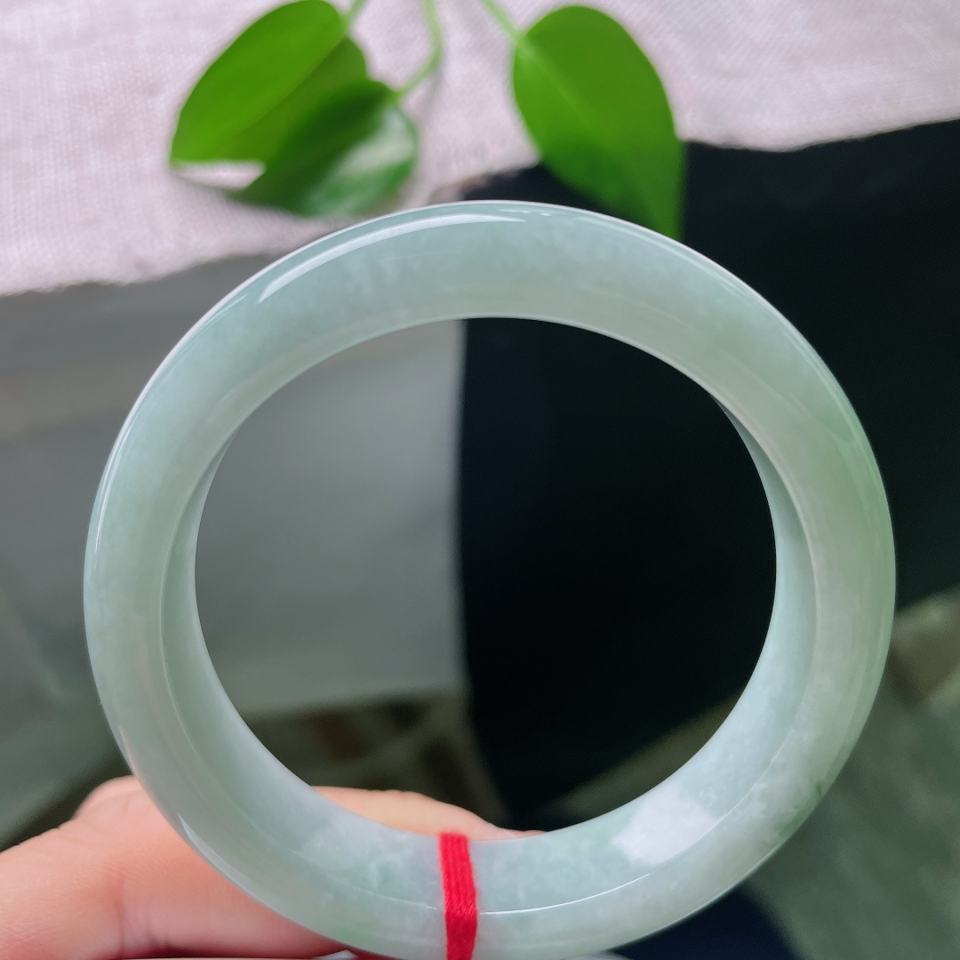53.5/12.6/8.4，油青正圈，一点皮纹，天然半山半水翡翠，色泽过渡行云流水，每一只都是独一份
