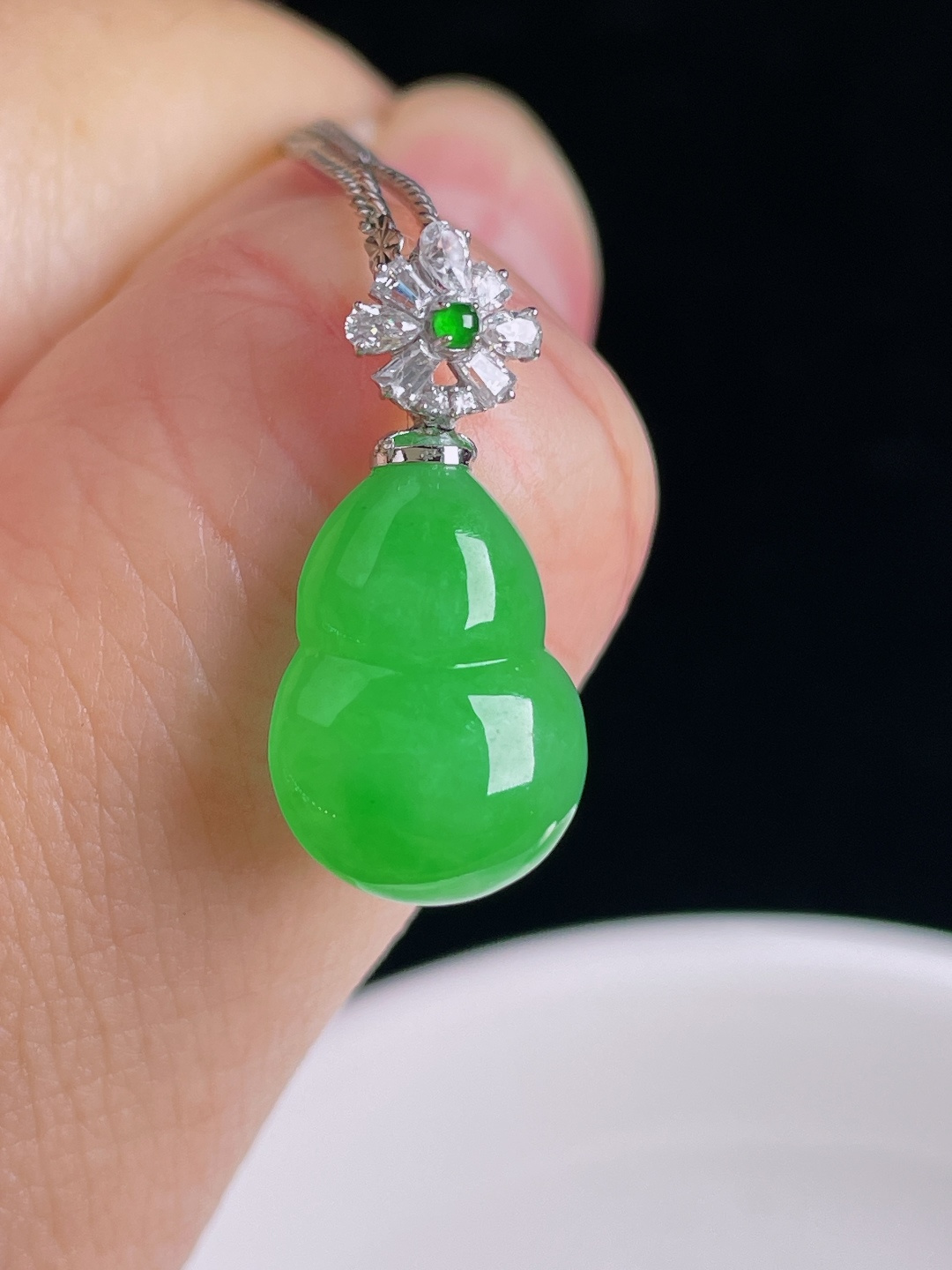 ️阳绿葫芦，18k镶嵌，老种起光，细底通透，尺寸：22.7裸石16.2/11/5mm0915