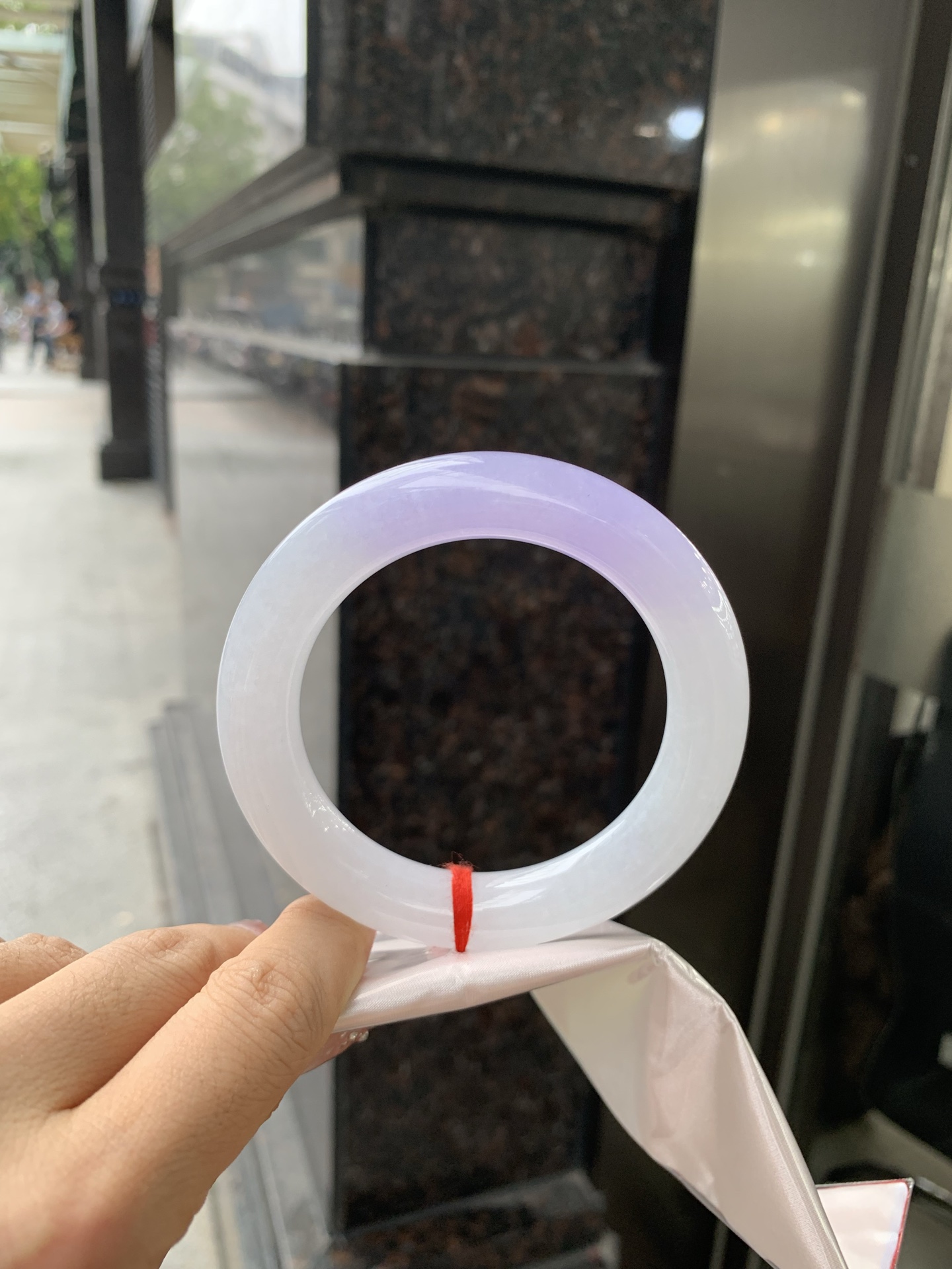 圆条 58.8-12.5-12.3 0417-N463 无裂，底妆水润，一节圈吸睛抢眼，浪漫迷人，仙气飘飘，优雅高贵显气质，感满满，满满底色均匀不失色，不同光线不一样视觉感受