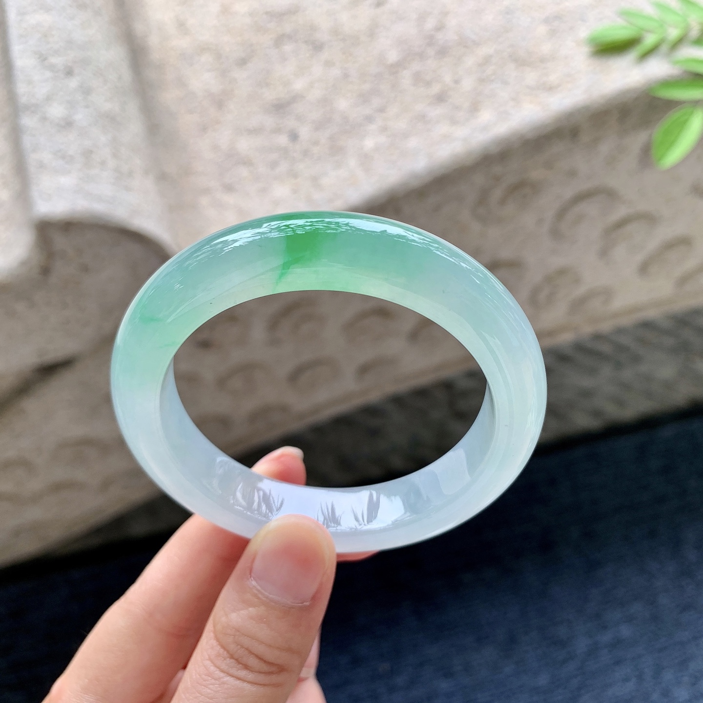 正圈53 54 圈口53.4/11.8/8.8 编码ZLD091626 糯冰飘绿，水润，种老，细腻，打灯有棉线