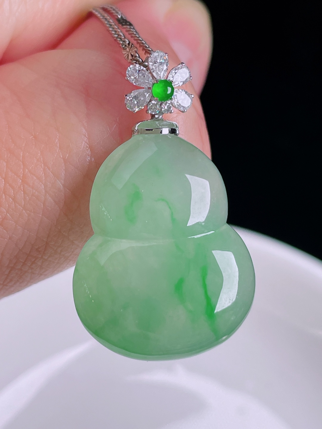 ️飘绿葫芦，18k镶嵌，老种起光，细底通透，尺寸：32裸石25/19.3/5.5mm0915