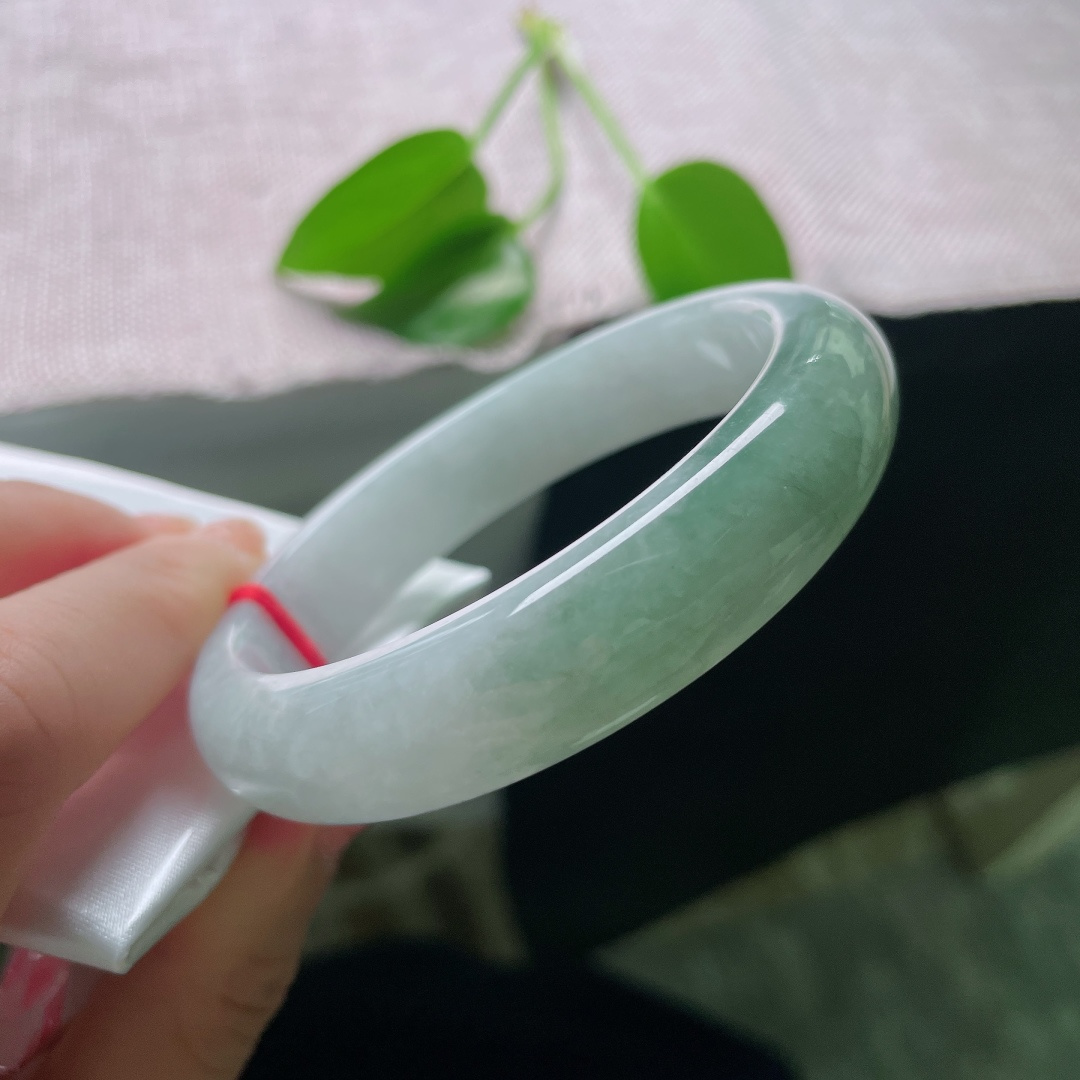 58.6/13.5/8.2，油青正圈，晶体，玉质细腻温润，一半素白清雅，一半翠色凝润，自带山水朦胧美感。ss59001a