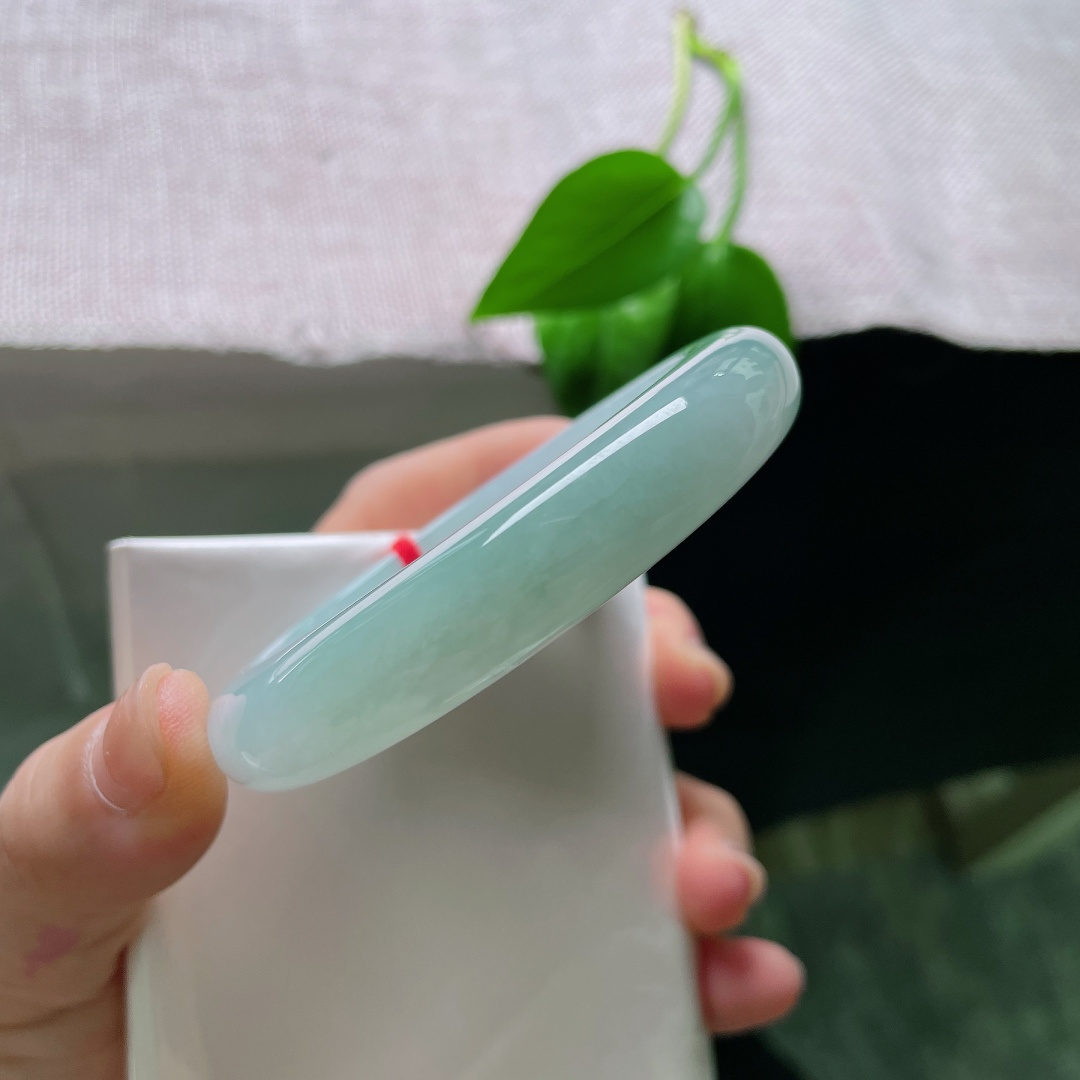 55.2/12.1/8.7，绿底正圈，一点皮纹，冰透底色自带柔光，质感顺滑细腻，镯型圆润饱满，佩戴衬肤，尽显温婉东方韵味。ss58713a