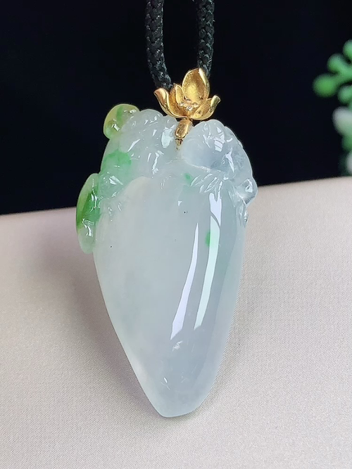 18k金镶冰飘双彩福瓜，尺寸35.2-19.2-7.9mm，j16hjg