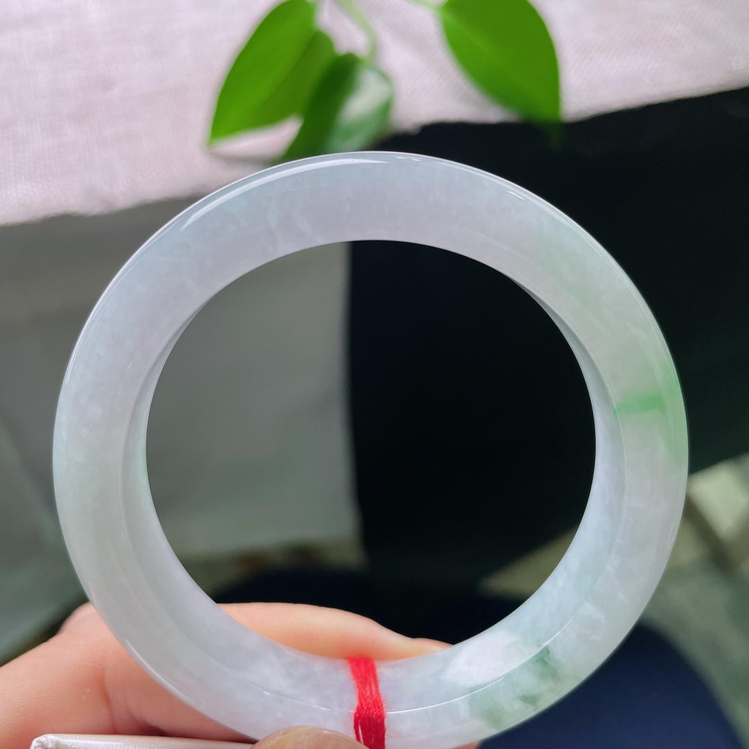 53.6/12.1/8.6，飘花正圈，晶体线，底子清润柔和，片片绿花随性晕染，如青山落于腕间，意境唯美。ss58844a