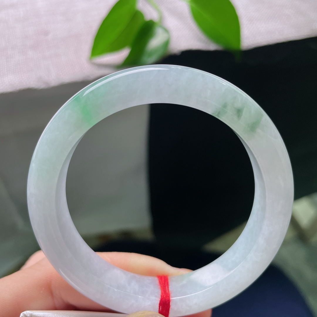 53.6/12.1/8.6，飘花正圈，晶体线，底子清润柔和，片片绿花随性晕染，如青山落于腕间，意境唯