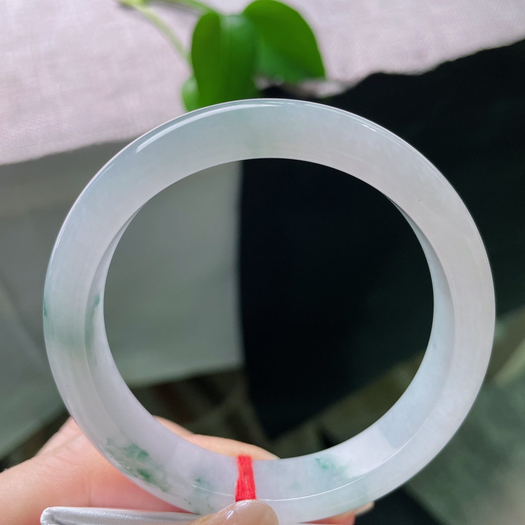 56.2/12.2/7.5，飘花正圈，一点晶体，飘花聚散有致，浓翠错落分布，是大自然落笔的水墨画卷。ss58510a