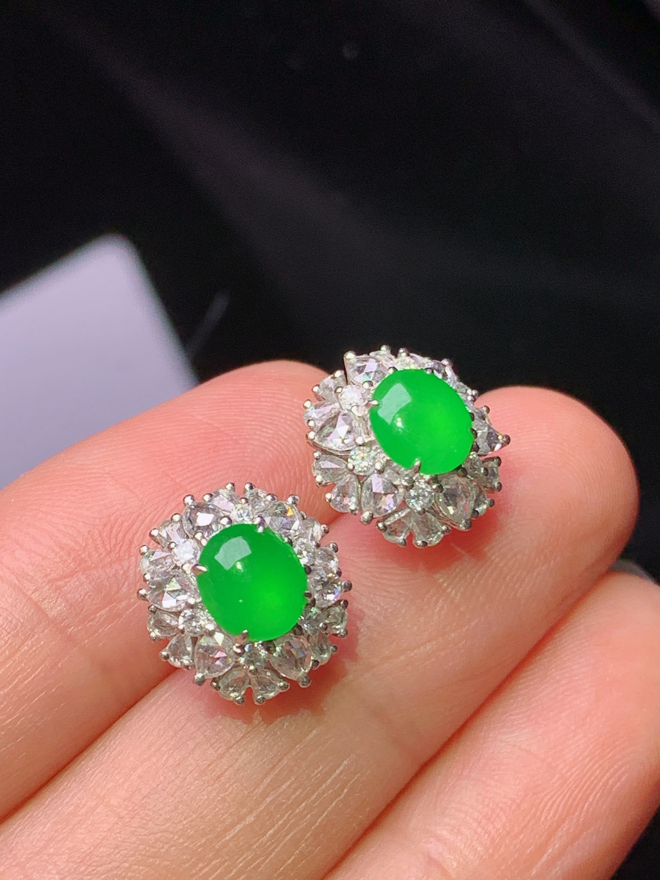 18k金钻镶嵌满绿蛋面耳钉 玉质细腻 色泽艳丽清新 水润亮眼 整体尺寸11.8*11.3*7 m7
