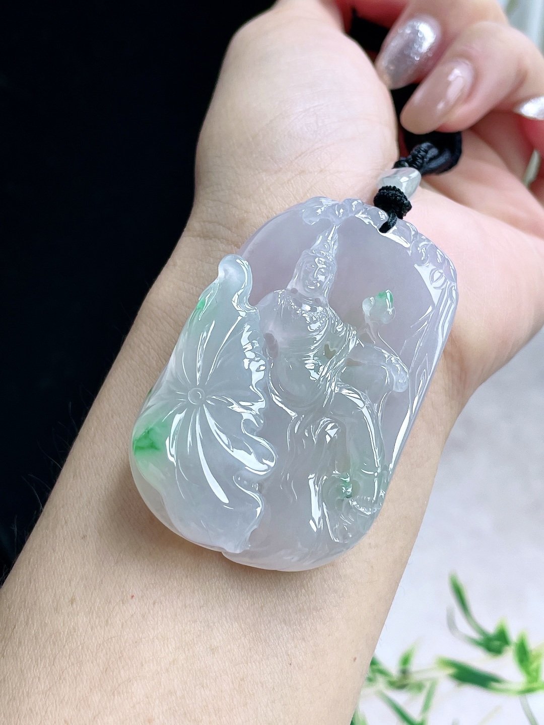 【裸石】冰种飘花荷花自在观音牌吊坠 【说明】缅甸 无裂 性比高 超厚起胶感 双面雕工 【尺寸】61