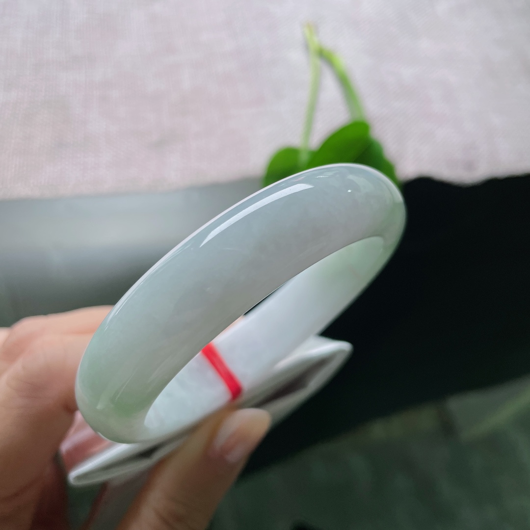 56.3/14.2/8.3，飘绿正圈，一点皮纹，丝丝绿意自然晕开如烟似雾，尽显玉石原生灵动韵味。ss59180a