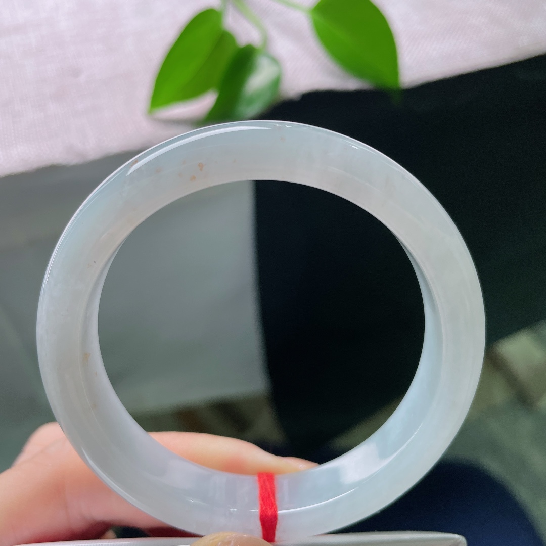 54.8/12/8.0，蓝底正圈，无裂，玉质冰润细腻，金斑似落霞繁星，天然洒金，腕间藏浪漫光景。ss