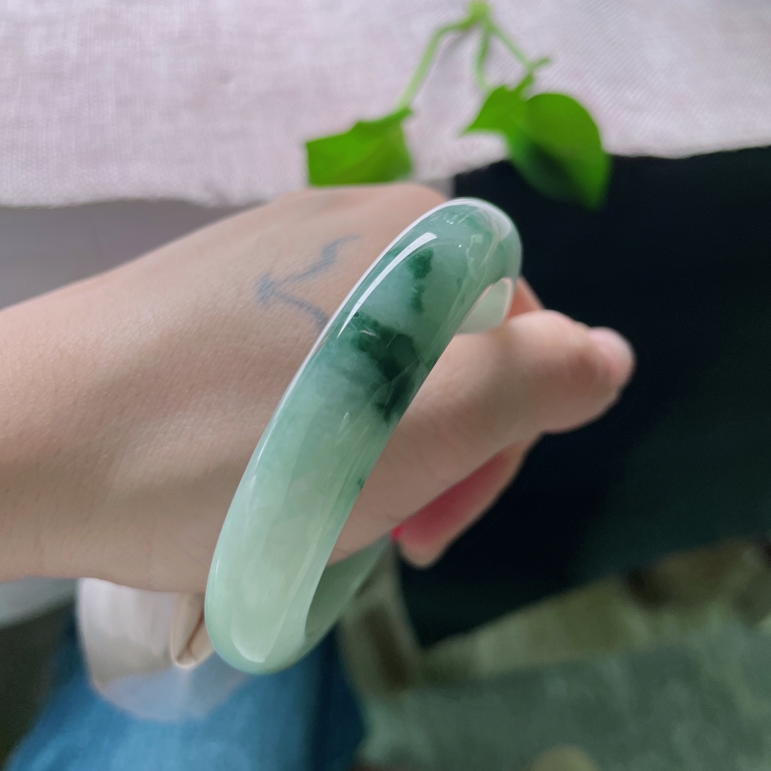 54.2/12/8.3飘花正圈，花在玉中开，光在腕间落，不动声色的感。无裂，ss59162a