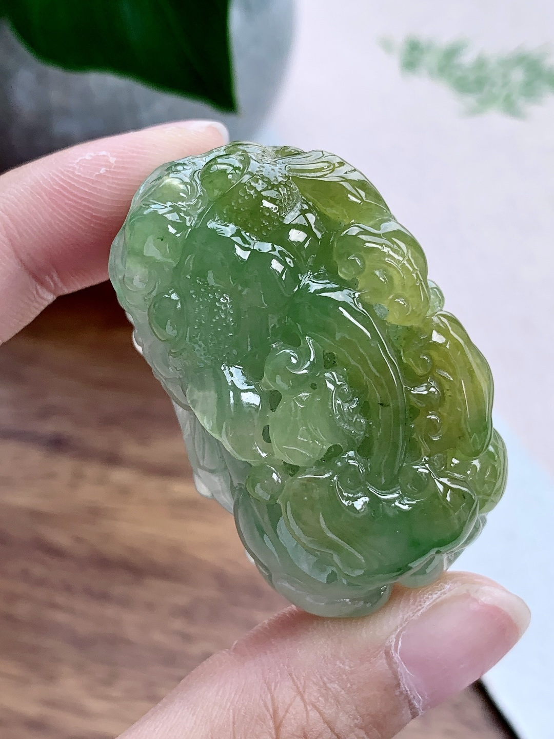 【裸石】冰晴绿貔貅吊坠 【说明】缅甸 性比高 超厚 飘黄翡 口里含珠 【尺寸】50-27.7-21.6 【重量】59克