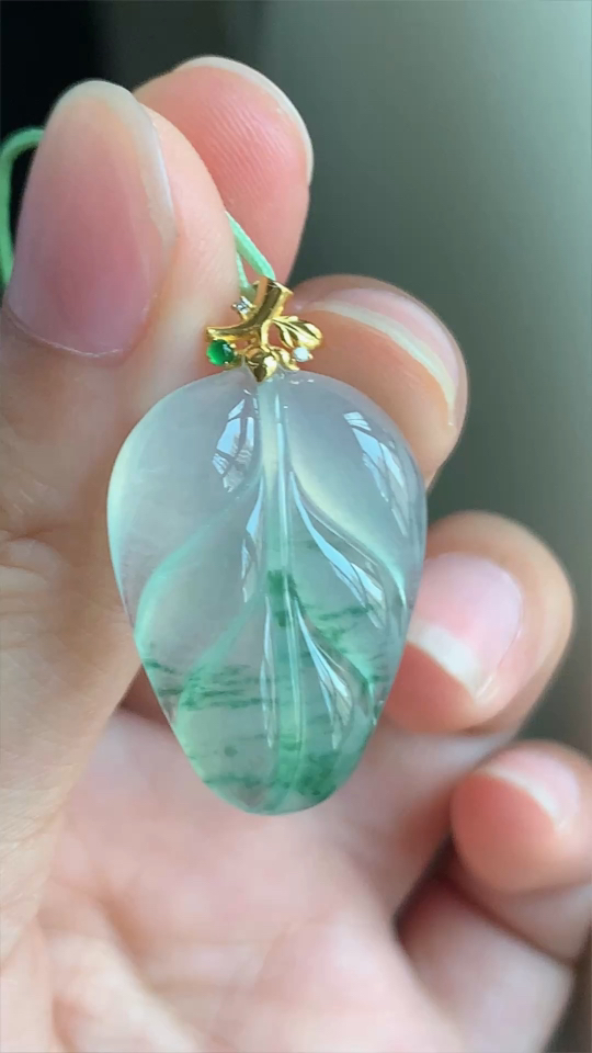 翡翠精品。树叶，冰种无裂，飘花18k金 尺寸25-18.5-5 aa916